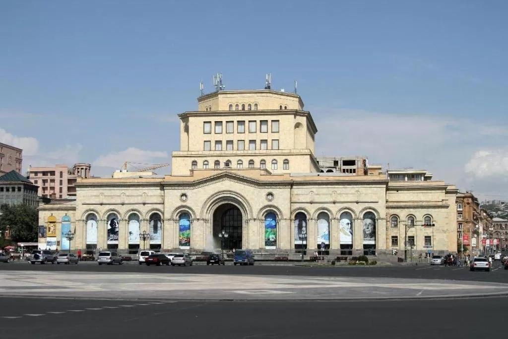 Apartment Near Republic Square エレバン エクステリア 写真